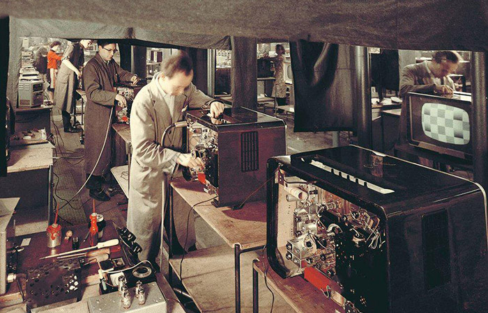 В сборочном цеху.