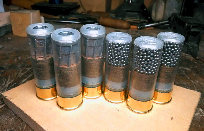 Снаряжённые патроны с дробью и турбинными пулями./ Фото: popgun.ru