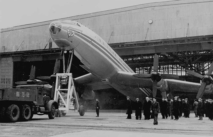 Новенький огромный авиалайнер. Новенький огромный авиалайнер.