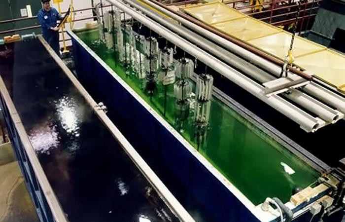 От окисления защищает оксидная плёнка и анодирование