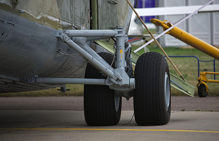 Полозья проще и легче, колёса - универсальнее