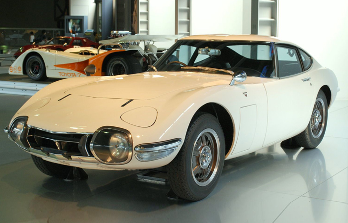 Toyota 2000 GT.
