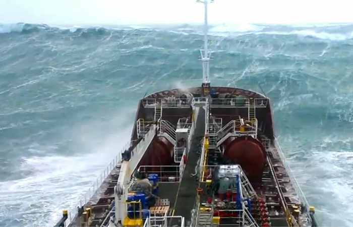 Корабль подвергается огромным нагрузкам