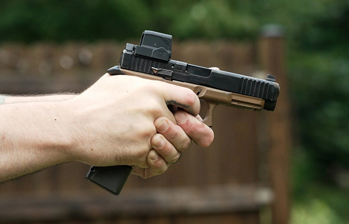 Сборная солянка из двух пистолетов./ Фото: anrkydexholsters.com