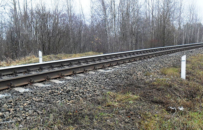 Маячные шпалы между пикетными столбами Маячные шпалы между пикетными столбами