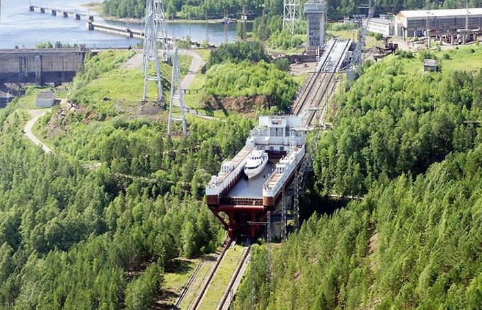 Сверху - огромная ванна