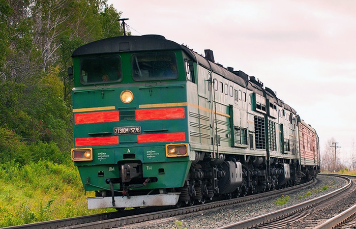 Тепловоз с прожектором в центре.