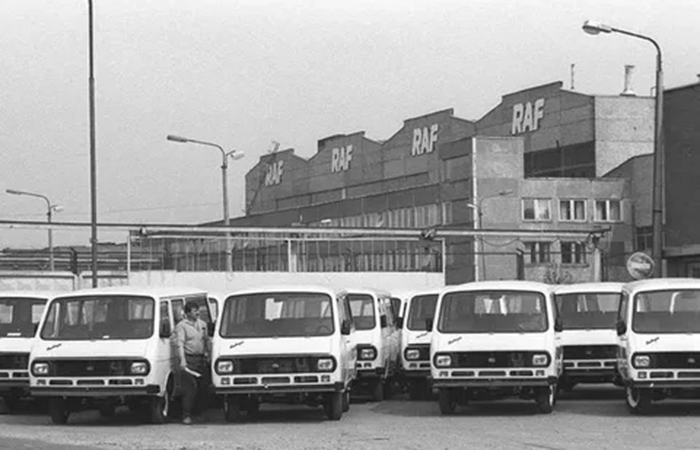 Дерево было необычным и совсем не современным материалом.