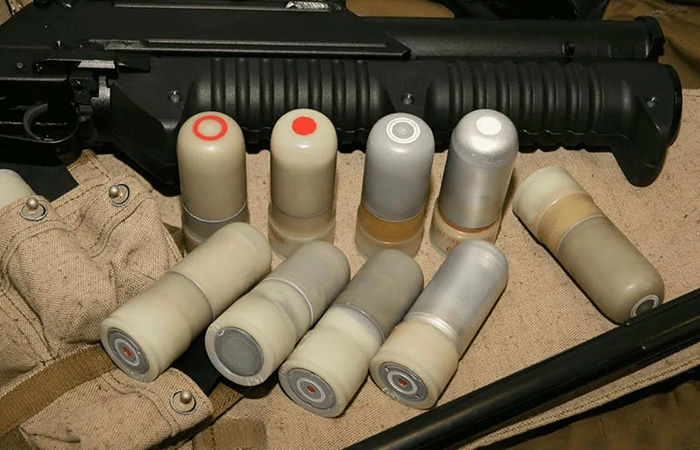 Огнемёт и боеприпасы к нему./ Фото: youtube.com