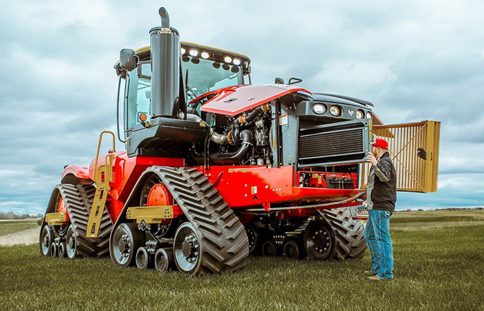 Гусеничный трактор Ростсельмаш.