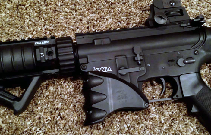 Рукоятка и держатель для дополнительного магазина./ Фото: ytimg.com Рукоятка и держатель для дополнительного магазина./ Фото: ytimg.com