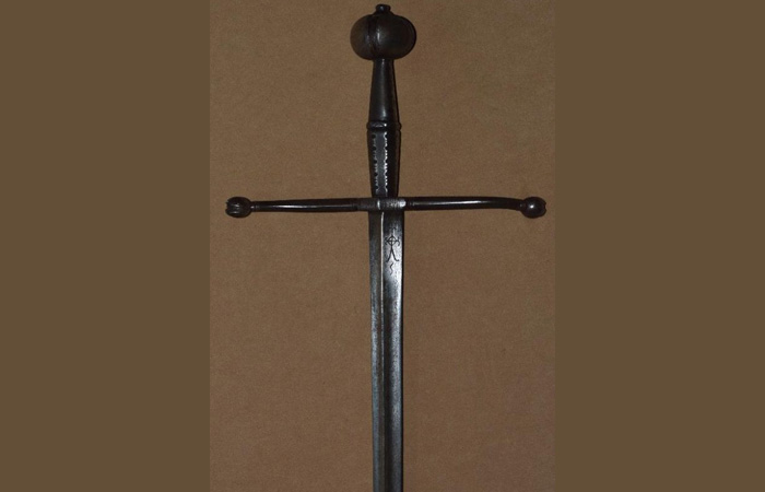 Жесткий клинок без режущей кромки./ Фото: antiqueweaponstore.com Жесткий клинок без режущей кромки./ Фото: antiqueweaponstore.com