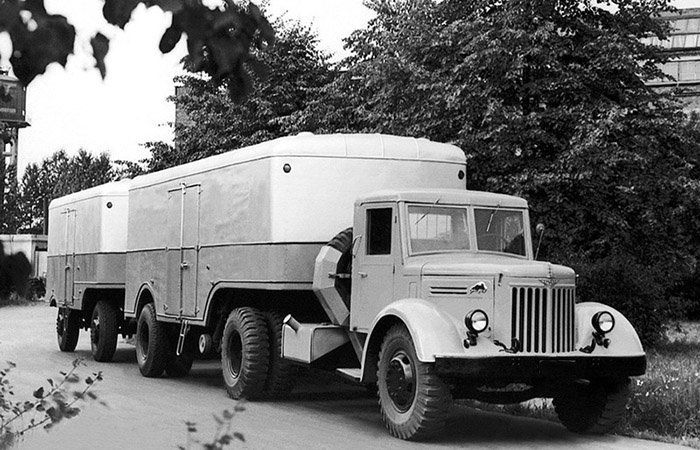 МАЗ-200В с полуприцепом-фургоном МАЗ-5217./ Фото: nashi-avto.ru