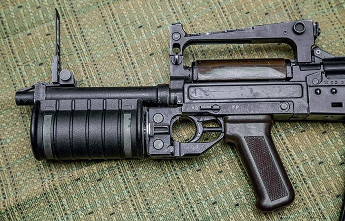 Гранатомёт легко снимается. Гранатомёт легко снимается.