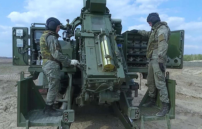 САУ на колёсах может быстро покинуть позицию. САУ на колёсах может быстро покинуть позицию.