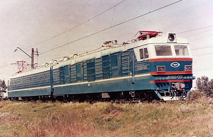 Прожектор над кабиной.