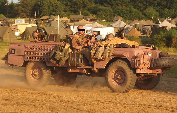 Парадокс - военные на розовой машине./ Фото: milweb.net
