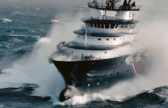 В носовой части виден сброс воды из дренажа.