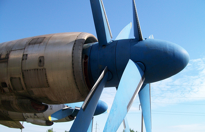 Авиалайнер имел мощные и шумные двигатели. Авиалайнер имел мощные и шумные двигатели.