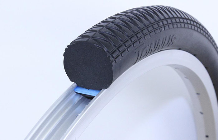 Это так называемый гусматик - безвоздушная шина.