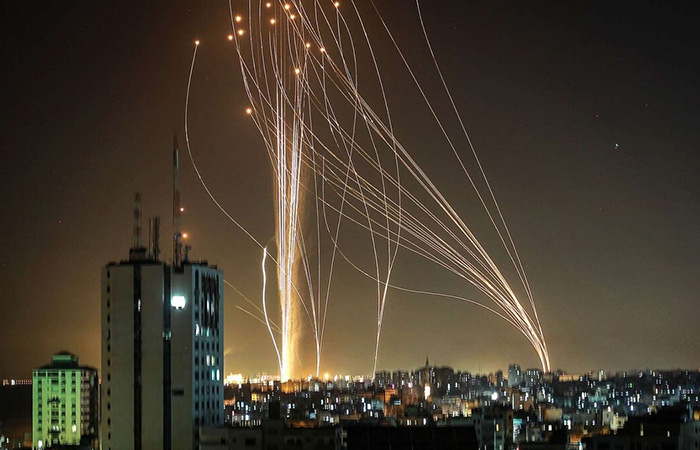 Массовый запуск зенитных ракет