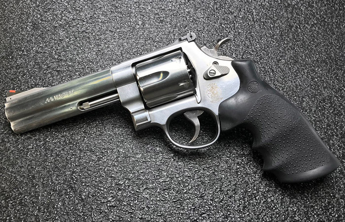 Нержавеющий Smith & Wesson Model 629./ Фото: athlonoutdoors.com