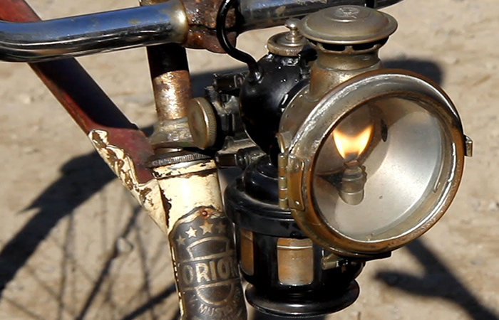 Карбидный фонарь на раме велосипеда Карбидный фонарь на раме велосипеда