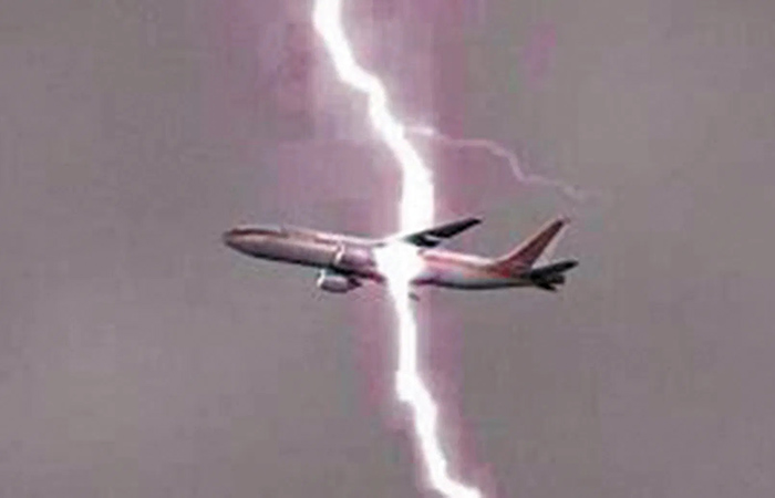 Удар молнии предусмотрен конструкцией.