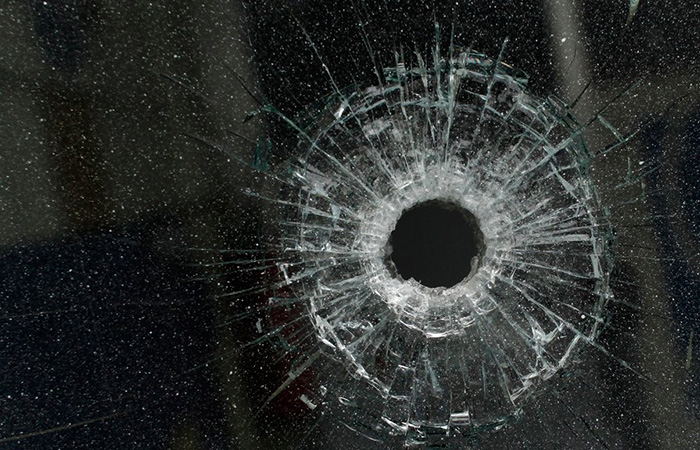 Аккуратная дыра в лобовом стекле Аккуратная дыра в лобовом стекле