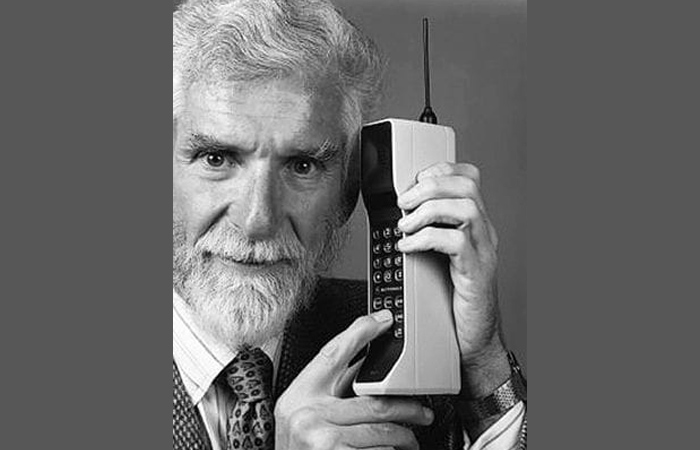 Серийный телефон Motorola DynaTAC 8000X