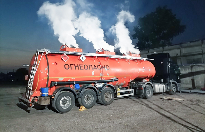 Внутри скапливаются пары