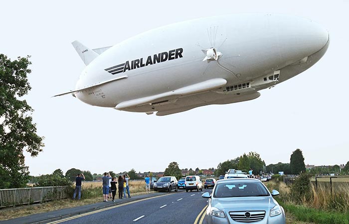 Наполовину плывёт, наполовину планирует.