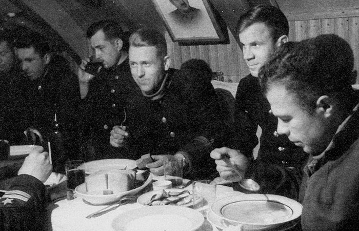 Отношение к еде на субмаринах всегда было одинаковым. Отношение к еде на субмаринах всегда было одинаковым.