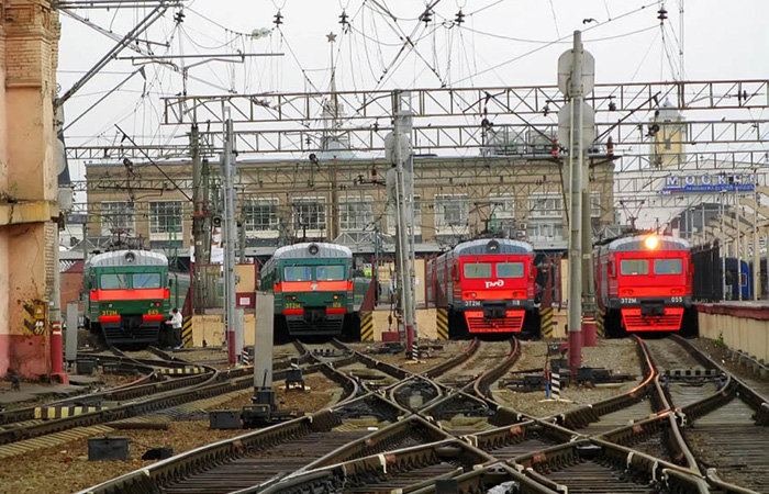 В депо машинисты разговаривают гудками В депо машинисты разговаривают гудками