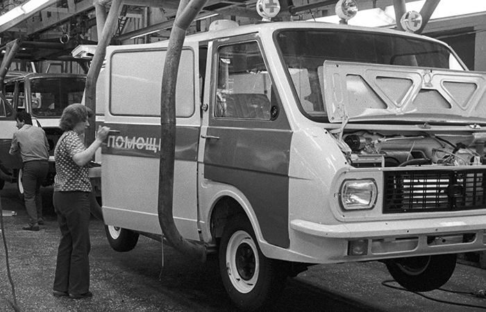 Главные плюсы - низкая стоимость и лёгкость обработки.