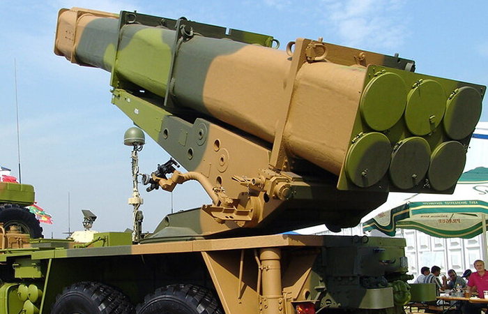 Базируется на более лёгком шасси Базируется на более лёгком шасси