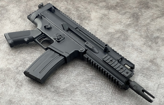 На FN SCAR 15P можно установить множество аксессуаров./ Фото: guns.allzip.org