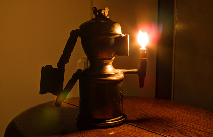 Фонарь давал достаточно яркий свет Фонарь давал достаточно яркий свет