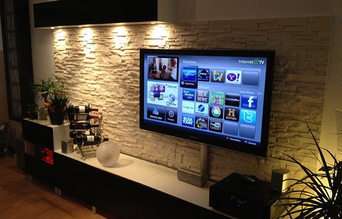 Современный плоский телевизор.