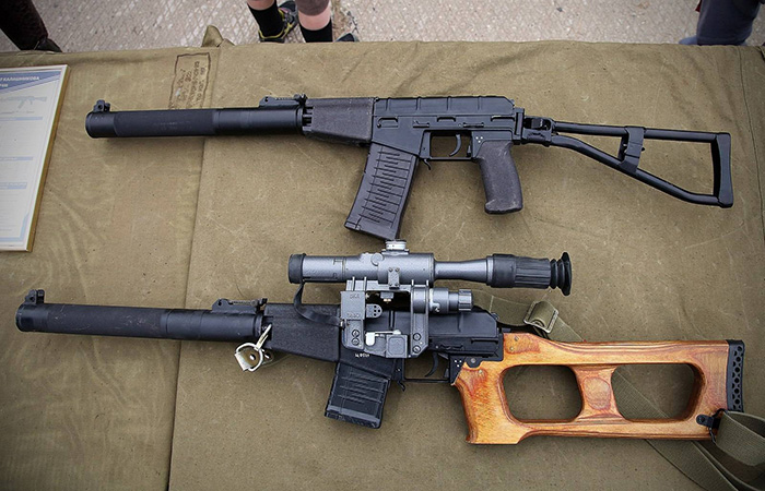 Автомат «Вал» и снайперская винтовка ВСС./ Фото: gunsfriend.ru
