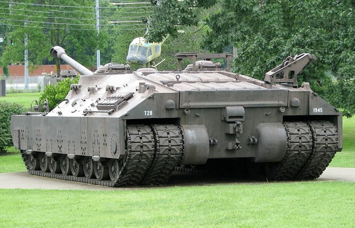 Четыре гусеницы должны были лучше держать машину.