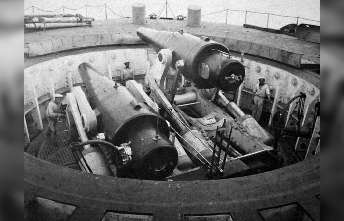 Артиллерийская установка на борту. Артиллерийская установка на борту.