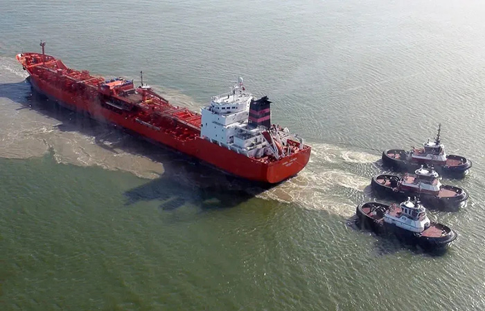 Буксиры работают и вместе