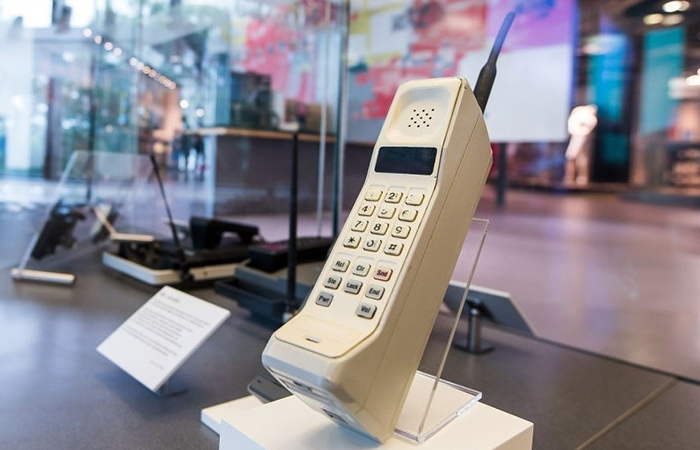 Серийный телефон Motorola DynaTAC 8000X