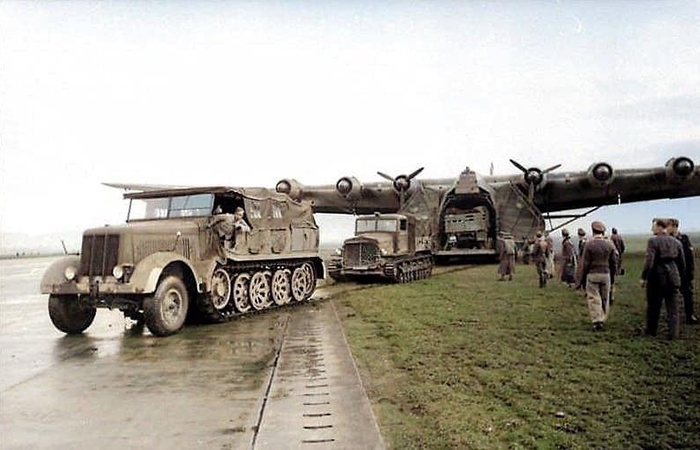 В него влезало много техники и личного состава.