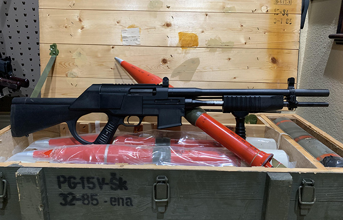 С винтовкой было много больших и мелких проблем. С винтовкой было много больших и мелких проблем.