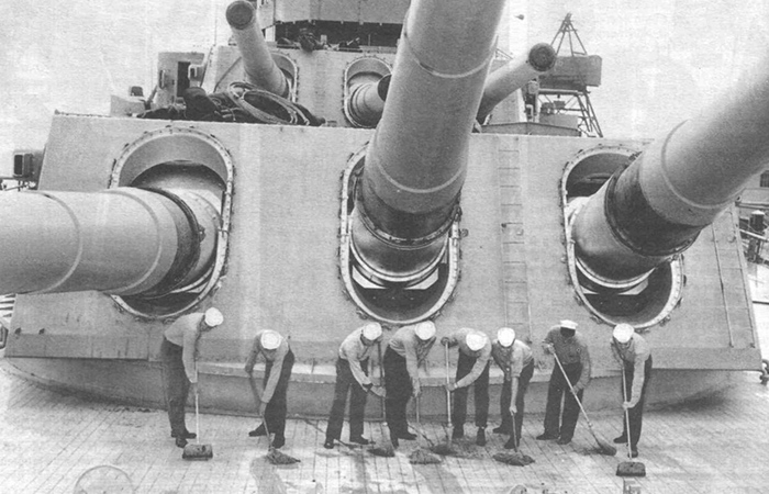 Главная особенность - орудия огромного калибра.