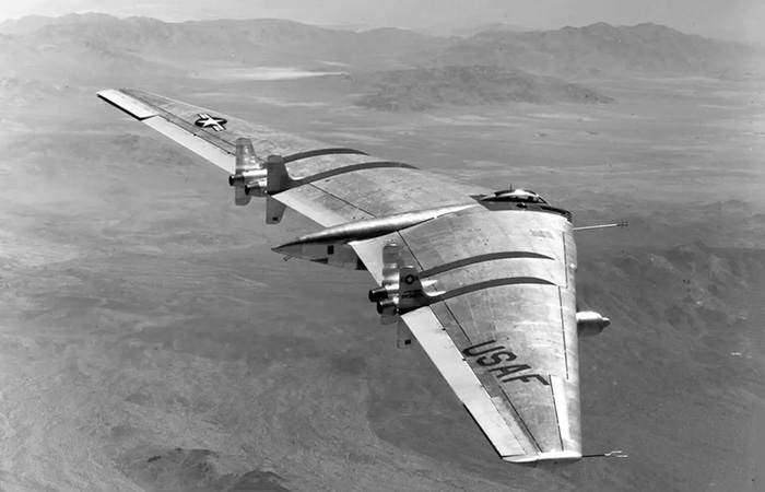 Самолёт имел своеобразную конструкцию Самолёт имел своеобразную конструкцию