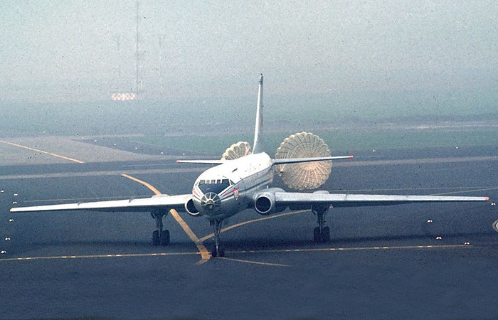 Ту-104 с парашютом./ Фото: pinterest.com