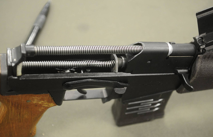 У боевой есть механика для автоматического огня./ Фото: guns.ru